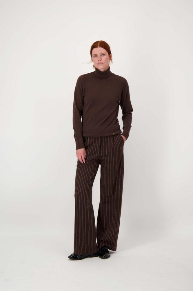 KRIJTSTREEP BROEK MET BANDPLOOI DETAIL 0303 088 CHOCOLADE BRUIN